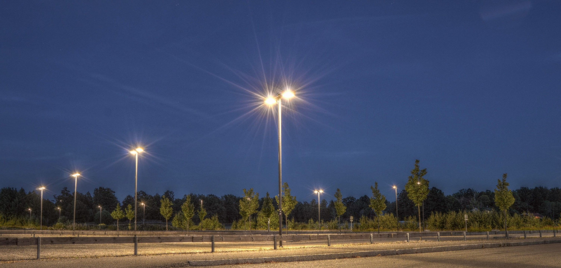 Éclairage public LED dans un parking au crépuscule