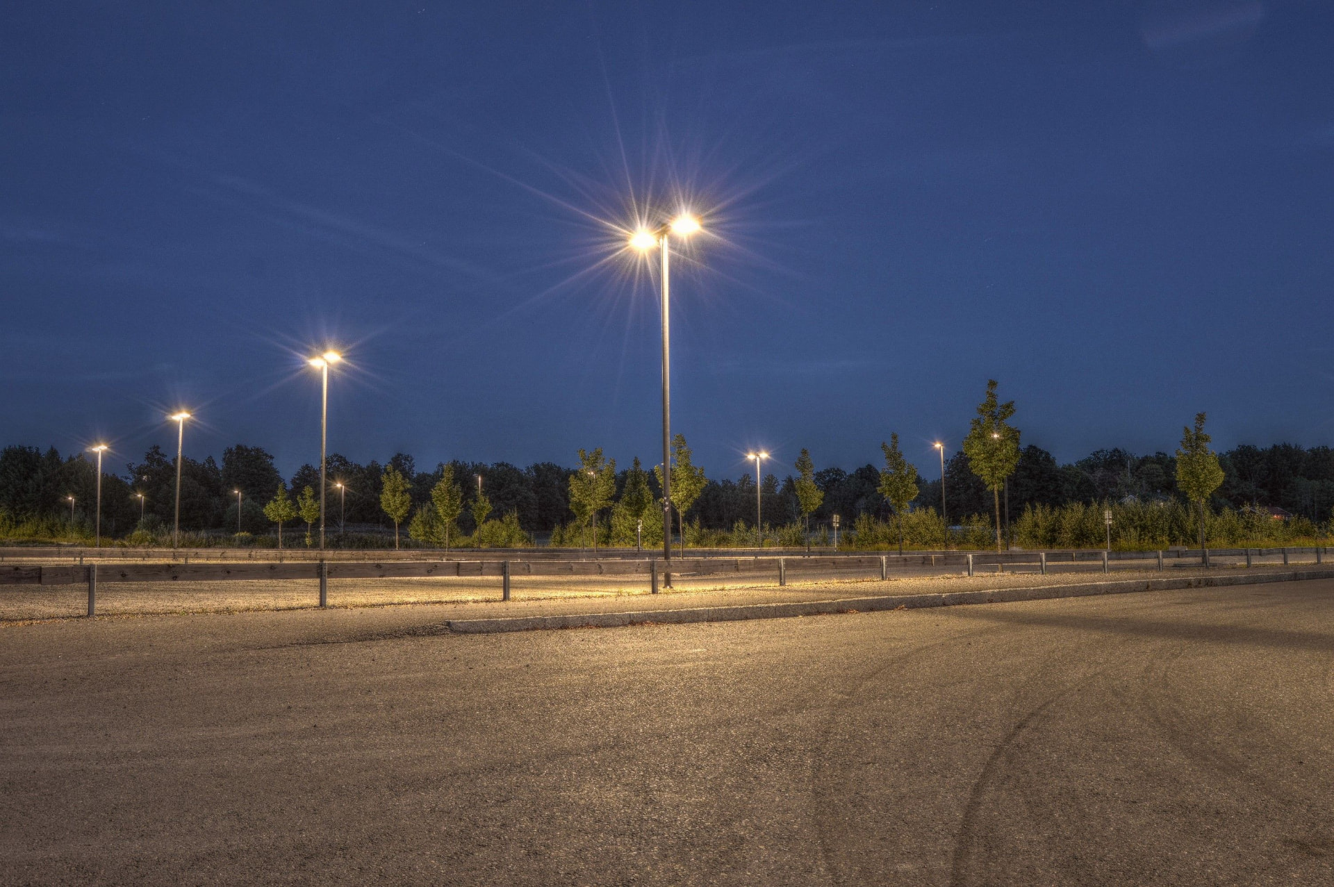 Parking et voirie éclairés la nuit par des mâts LED